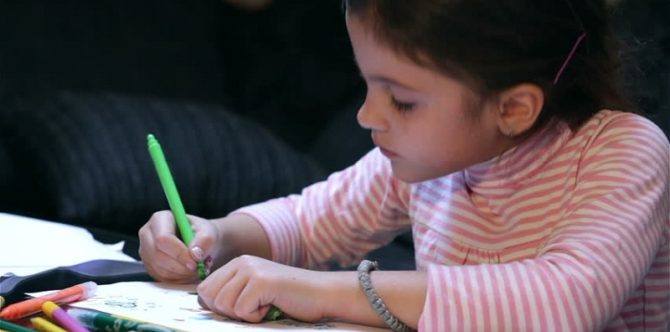 Perkembangan anak usia 4 tahun 8 bulan, bagaimana dengan si kecil?