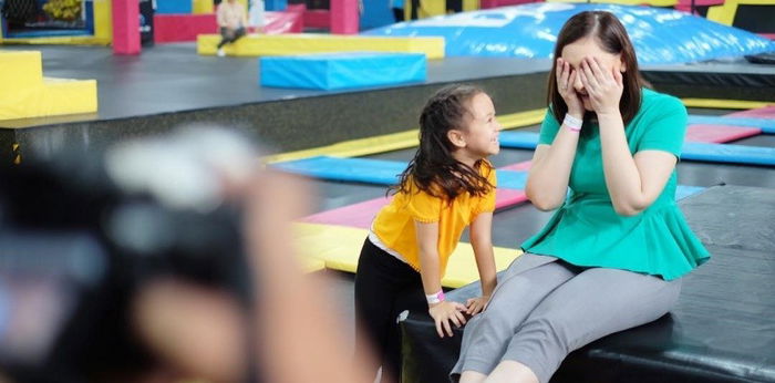 Tiru 4 Cara Detox Anak dari Gadget ala Mona Ratuliu