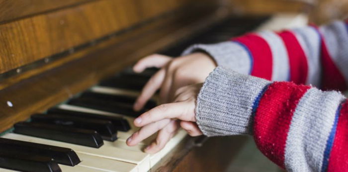 10 Manfaat belajar piano untuk anak, tertarik untuk mencobanya?