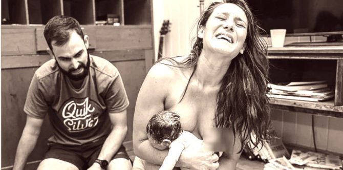 10 Foto ibu melahirkan bayi secara normal di rumah tanpa bantuan dokter!