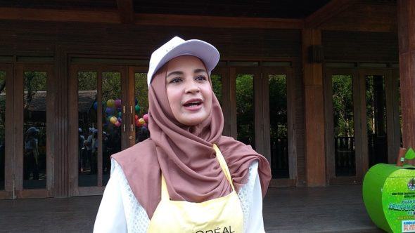 Ingin anaknya belajar menjaga lingkungan, ini yang dilakukan Shireen Sungkar