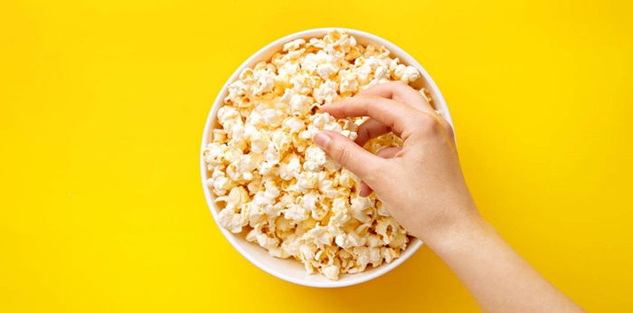 Suka makan popcorn? Wajib tahu manfaatnya untuk kesehatan berikut ini!