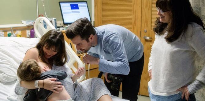 Sambil Melahirkan Anak Kedua, Ibu Ini Menyusui Anak Pertamanya di Kamar Bersalin
