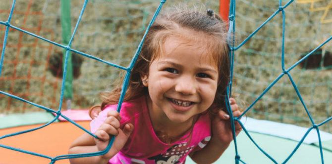 Perkembangan anak 4 tahun 11 bulan, anak mulai bisa ceritakan pengalamannya sendiri