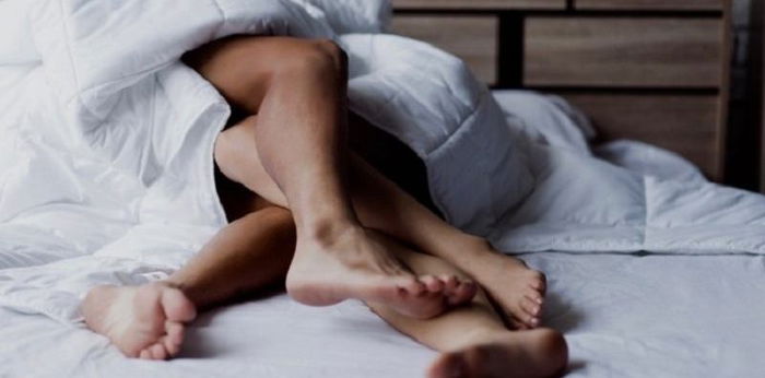 5 Posisi berhubungan intim yang 'liar' untuk puaskan hasrat Anda malam ini!