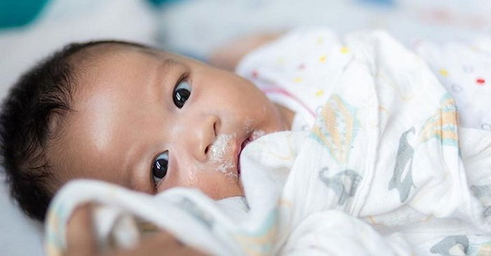 Hal-hal yang harus diketahui orangtua ketika bayi sering gumoh dan cegukan