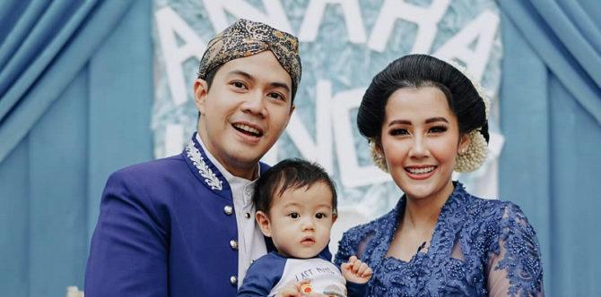 Penuh suka cita, inilah momen tedak siten anak pertama Ardina Rasti!