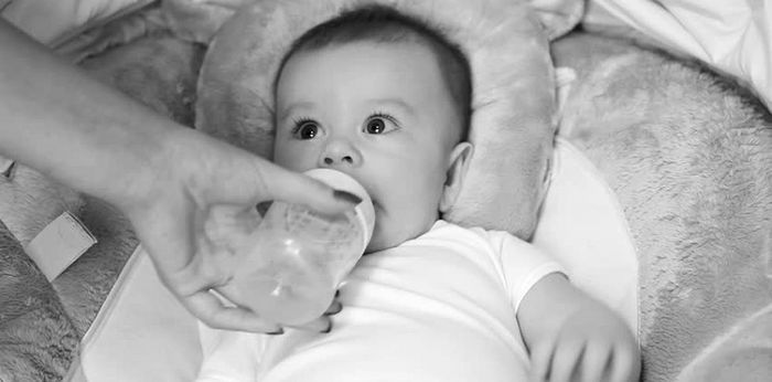 "Ibu mertua beri bayiku air putih tanpa sepengetahuanku," keluh seorang ibu