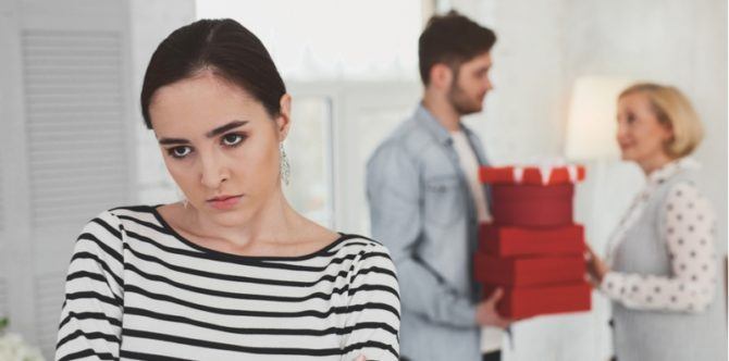 Cara Menghadapi Tipe Suami yang 'Anak Mami', Jangan Langsung Emosi!