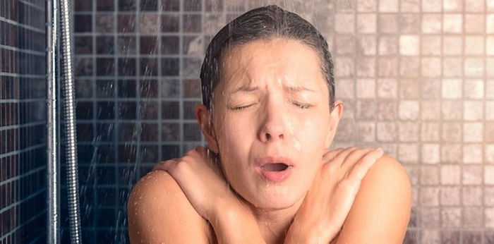 Mitos atau Fakta, Mandi Malam Sebabkan Rematik? Ini Penjelasannya