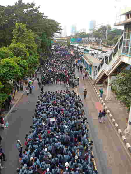 Curhatan para ayah yang anaknya ikut demo di depan DPR, bikin haru!