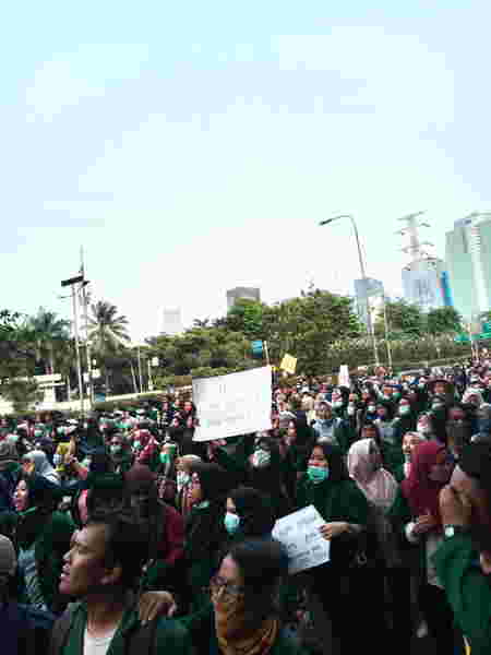 Curhatan para ayah yang anaknya ikut demo di depan DPR, bikin haru!