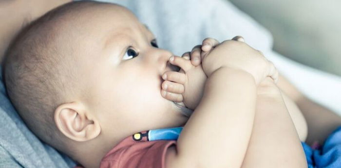 Bukan pertanda ingin adik, ini makna dan manfaat bayi suka gigit jari kaki!