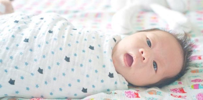 Sebelum Bunda membedong bayi, perhatikan dulu kata dokter berikut ini!