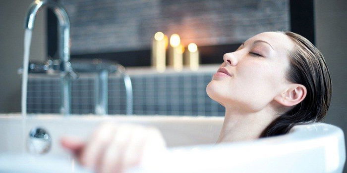 Benarkah mandi malam saat hamil dapat membahayakan janin? Ini penjelasannya