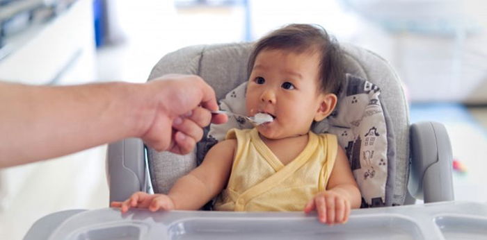 Ketentuan memberikan MPASI pertama pada bayi prematur, Bunda harus tahu!