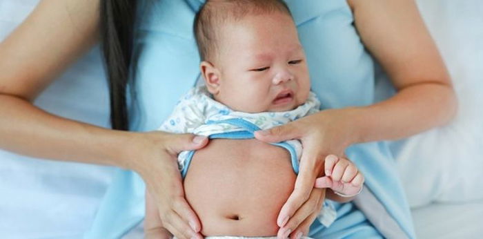 Benarkah perut buncit tanda bayi masuk angin? Berikut penjelasan dokter