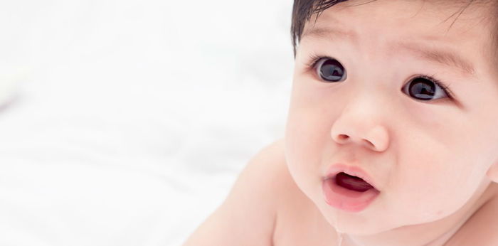 Bayi mengeluarkan air liur berlebihan, bahaya tidak ya?