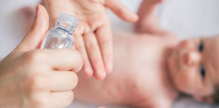 Perlukah bayi pakai minyak telon untuk penghangat tubuh?