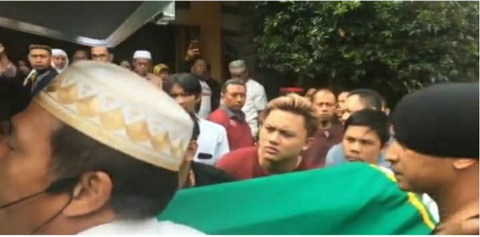 Ungkapan Haru Rizky Fabian saat ibunya meninggal, " Saya bisa seperti sekarang karena doa Mama"