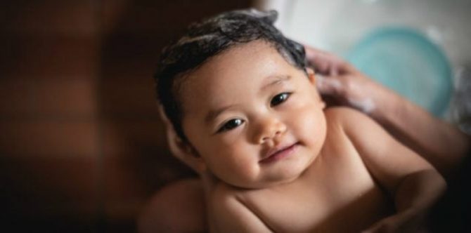 11 Shampo Bayi Terbaik di 2025, Wangi dan Aman untuk Kulit Sensitif