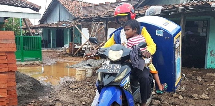 Sang anak menderita lumpuh layu, Ayah ini membawanya setiap hari berjualan roti