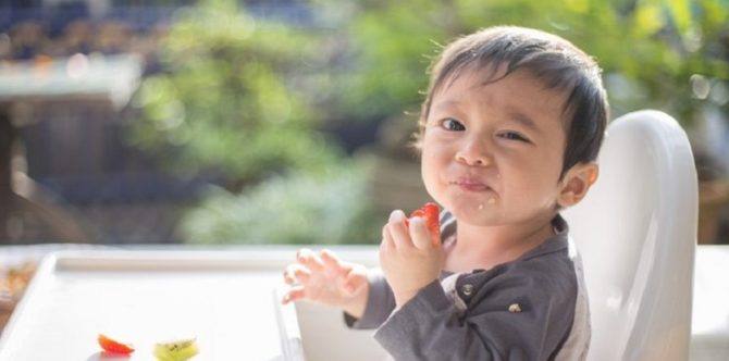 9 Tips Melatih Bayi Makan Sendiri dan Hal yang Perlu Diperhatikan