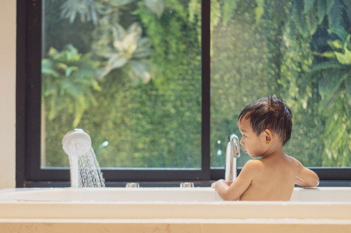 Bunda, Begini Cara Aman Mandi Air Hangat pada Bayi