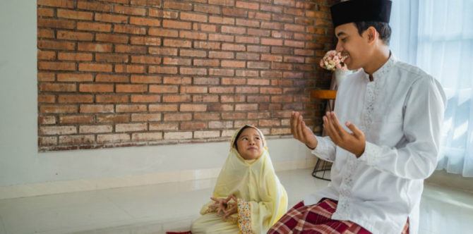 Terapkan sejak dini, ini 6 cara mengajarkan anak sholat