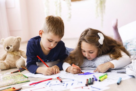 6 Tips agar Kakak dan Adik Rukun, Parents Patut Tahu!