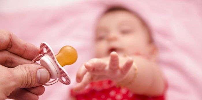 5 Cara Praktis Menjauhkan Si Kecil dari Kebiasaan Mengisap Dot