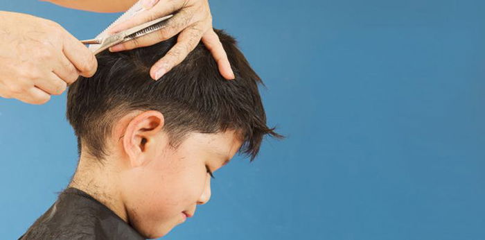 Tips mudah potong rambut anak di rumah, ikuti 5 langkah berikut ini!