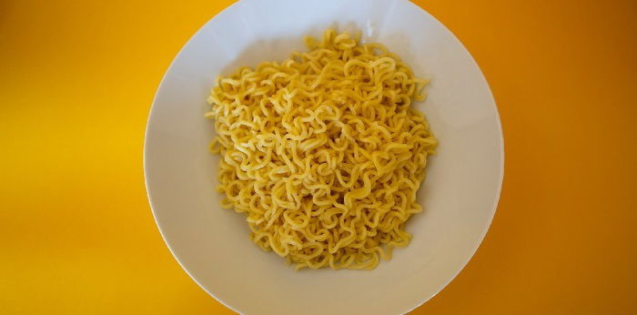 Ketagihan Mi Instan, Saluran Cerna Pria Ini Rusak Parah sampai Muntah Darah