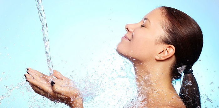 Lupakan Air Hangat, Ini 7 Manfaat Mandi Air Dingin di Pagi Hari