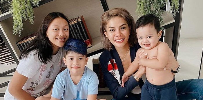 Nikita Mirzani Umumkan Anaknya Diadopsi Fitri Salhuteru, Apa Alasannya?