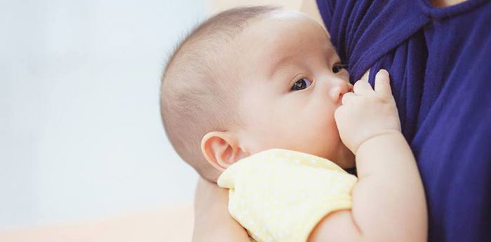 Mengapa Bayi Sering Berkeringat Saat Menyusu? Ini Penyebabnya