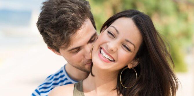 Tidak Cuma Mesra! Ini Makna Tersembunyi di Balik Ciuman Leher