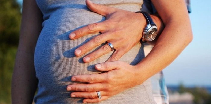 4 Cara yang Bisa Suami Lakukan untuk Bantu Istri Menghitung Gerakan Janin