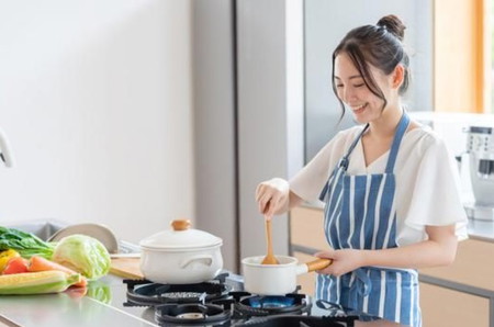 Bunda memasak menggunakan rekomendasi produk penyedap rasa