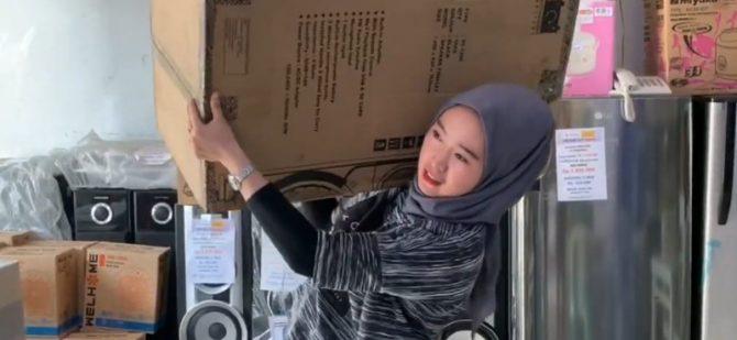 Viral Perempuan Perkasa, Kerja 12 Jam Bisa Angkat Kasur Hingga Kulkas