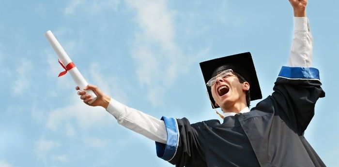 Haru dan Bangga, Anak Pemulung jadi Lulusan Terbaik di Kampusnya