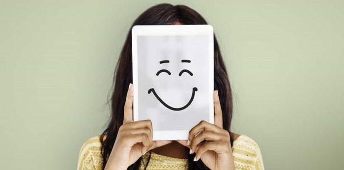 Sering Senyum untuk Menutupi Kesedihan? Waspada Risiko Ini Bagi Kesehatan!
