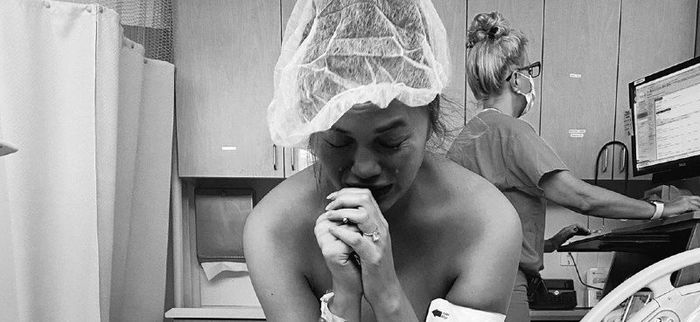 Pilu, Chrissy Teigen Keguguran saat Hamil Anak Ketiga John Legend