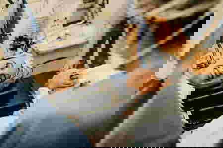 Kerap Dibandingkan, Kenali Keuntungan dan Risiko Melahirkan Normal vs Caesar