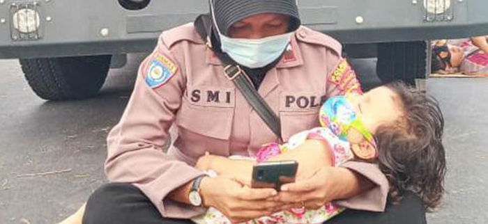 Viral Foto Polwan Bawa Anak saat Bertugas, Ini Kisah di Baliknya