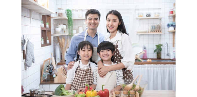 5 Jenis Pekerjaan Rumah yang Bisa Diajarkan kepada Anak Sesuai Tahapan Usianya