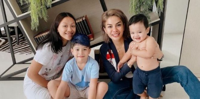 8 Potret Ketiga Anak Nikita Mirzani yang Selalu Akur Walaupun Beda Ayah