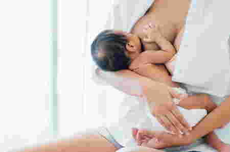 10 Tips Menyusui Bayi bagi Bunda yang Mengalami Puting Datar