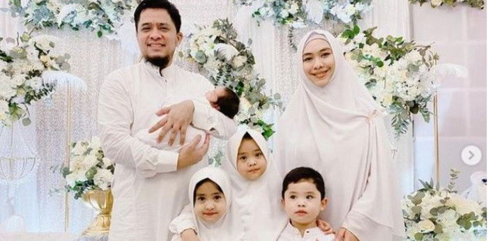 6 Momen Khidmat dan Penuh Syukur Aqiqah Anak Ke Empat Oki Setiana Dewi
