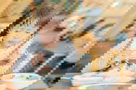 Parents, Ini 6 Kiat Menghadapi Anak yang Makannya Lambat